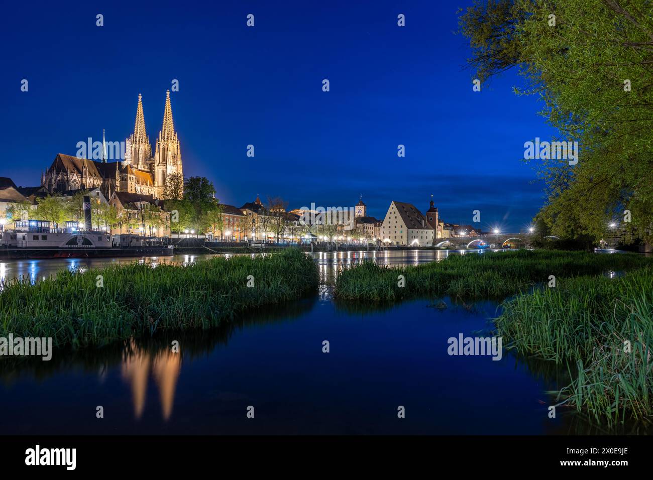 Regensburg con St La Cattedrale di Pietro e il Ponte di pietra Foto Stock
