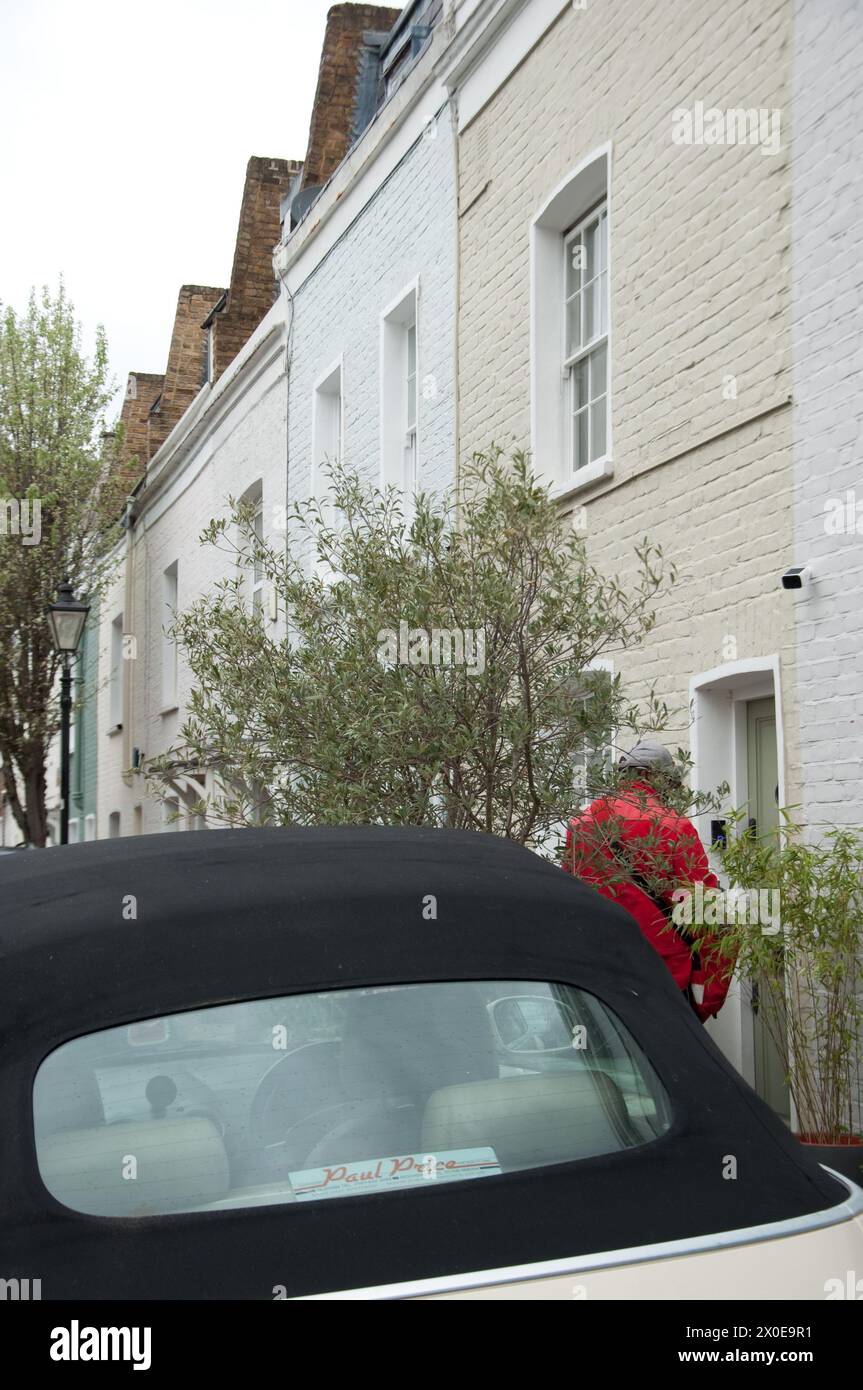 The Postman Comes to Call, Billing Road, Chelsea, The Royal Borough of Kensington and Chelsea, Londra, Regno Unito. In origine era un vicolo cieco, questa strada tranquilla Foto Stock