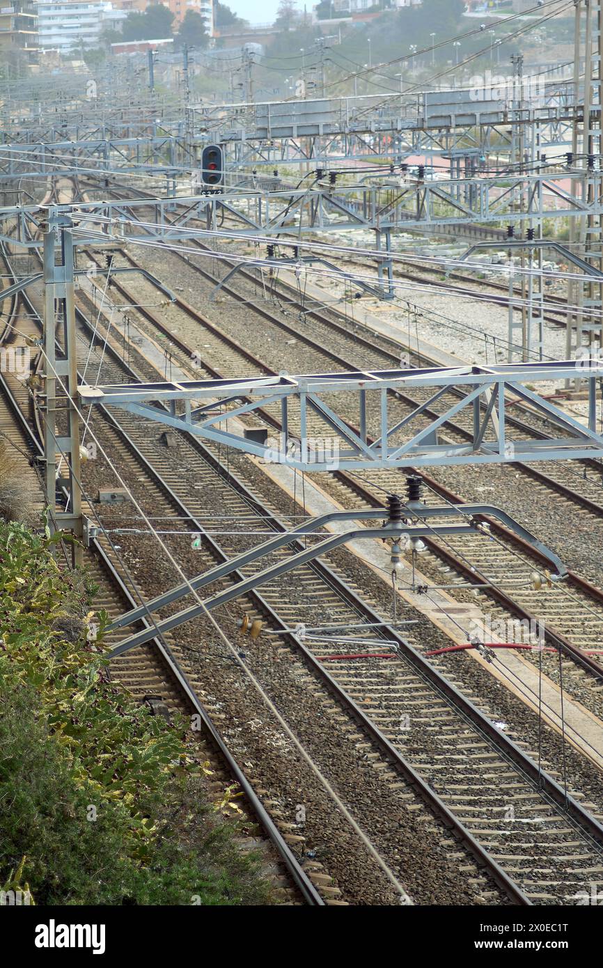 L'immagine cattura l'essenza del trasporto urbano con uno sciame di binari ferroviari e cavi elettrici, mostrando la complessità e l'efficienza del Foto Stock