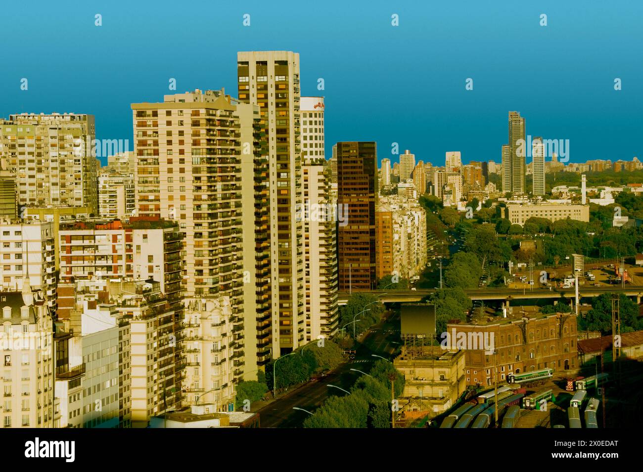 Alti edifici e vagoni ferroviari lungo Libertador Avenue nel quartiere Retiro di Buenos Aires, Argentina Foto Stock