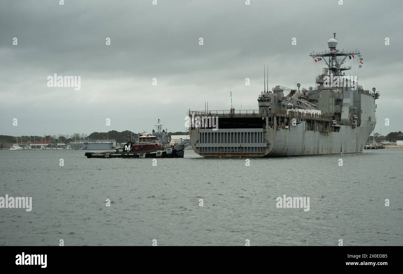 USS Gunston Hall (LSD-44), torna dal sostenere la più grande esercitazione NATO degli ultimi decenni, Steadfast Defender 2024. Durante la Steadfast Defender, la Gunston Hall operò insieme alle navi anfibie italiane e a un frigato francese. Gunston Hall effettuò operazioni anfibie di alto livello con le forze francesi, finlandesi e svedesi imbarcate, il tutto sotto una Task Force anfibia italiana, operante nelle acque norvegesi nell'alto Nord. La nave e l'equipaggio dimostrarono il fermo impegno degli Stati Uniti nei confronti della NATO e della capacità della Marina degli Stati Uniti di integrarsi con le forze alleate. (Foto della Marina degli Stati Uniti di Mass Communication Specialist Foto Stock