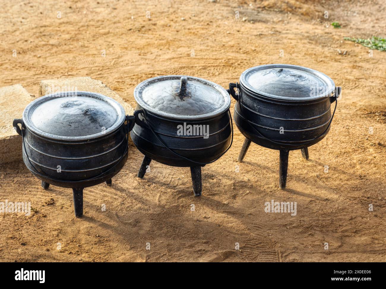 africa tre pentole da cucina all'aperto nel cortile cucinando la carne in modo tradizionale Foto Stock