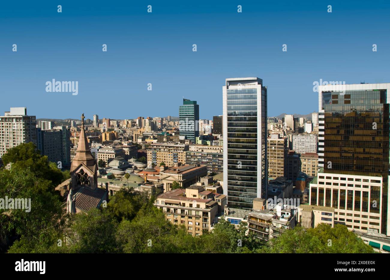 Il centro della città si affaccia dal colle di Santa Lucia (Cerro Santa Lucia) a Santiago, la capitale del Cile, il centro finanziario e la città più grande, fondata nel 1541 Foto Stock
