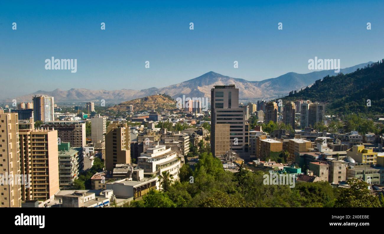 Il centro della città si affaccia dal colle di Santa Lucia (Cerro Santa Lucia) a Santiago, la capitale del Cile, il centro finanziario e la città più grande, fondata nel 1541 Foto Stock