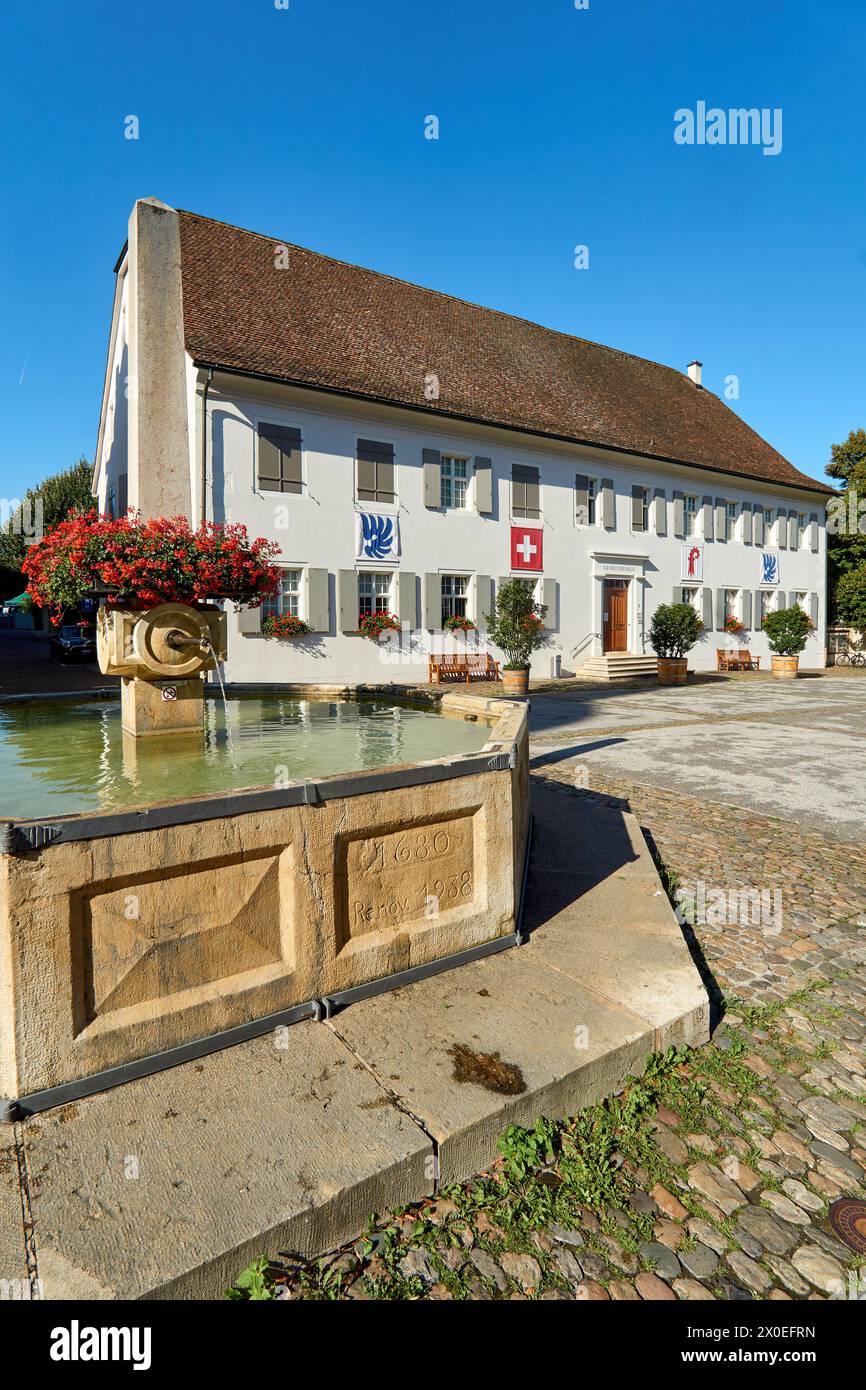 Arlesheim Domplatz con fontana del villaggio e uffici del consiglio Foto Stock