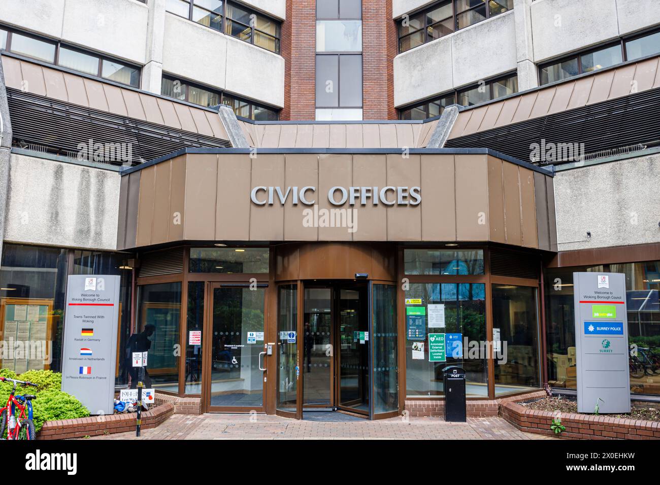 Uffici civici del Consiglio di Woking Borough, Gloucester Square, Woking. Una comunicazione di cui alla sezione 114 è stata pubblicata con il Consiglio che non è in grado di finanziare il suo bilancio Foto Stock