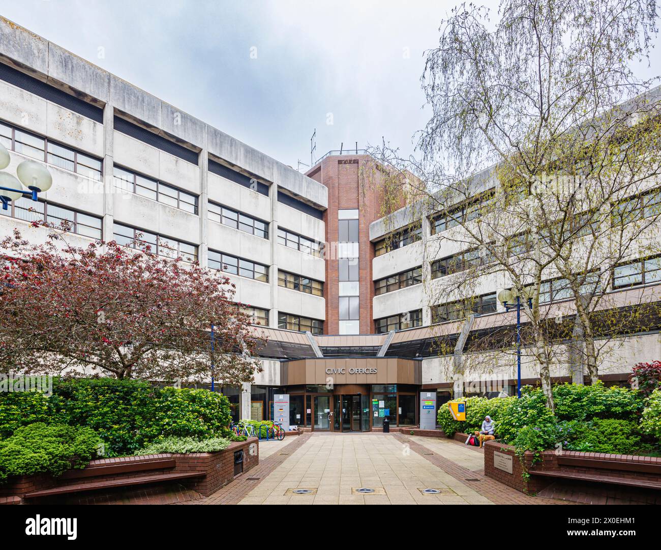 Uffici civici del Consiglio di Woking Borough, Gloucester Square, Woking. Una comunicazione di cui alla sezione 114 è stata pubblicata con il Consiglio che non è in grado di finanziare il suo bilancio Foto Stock