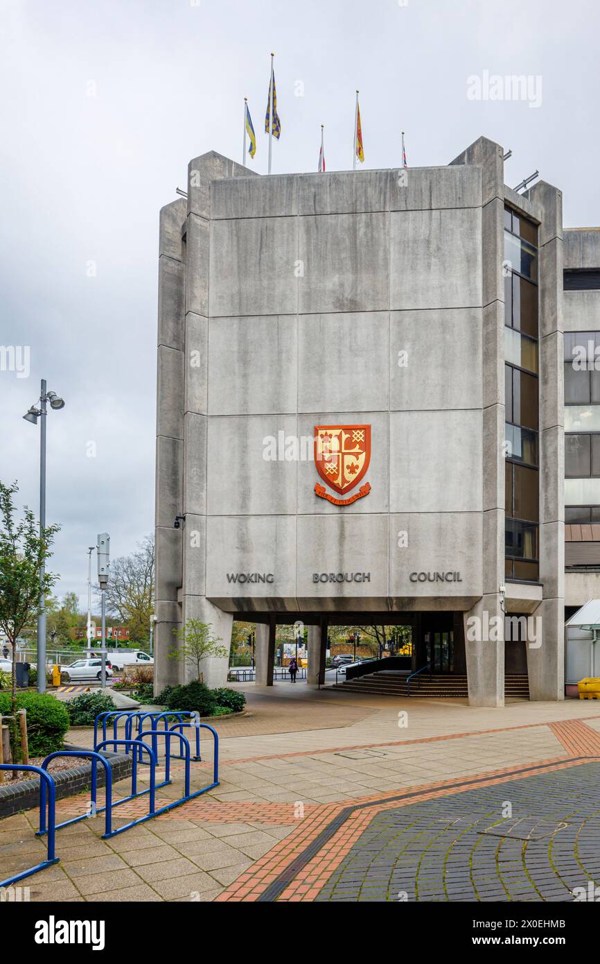 Uffici civici del Consiglio di Woking Borough, Gloucester Square, Woking. Una comunicazione di cui alla sezione 114 è stata pubblicata con il Consiglio che non è in grado di finanziare il suo bilancio Foto Stock