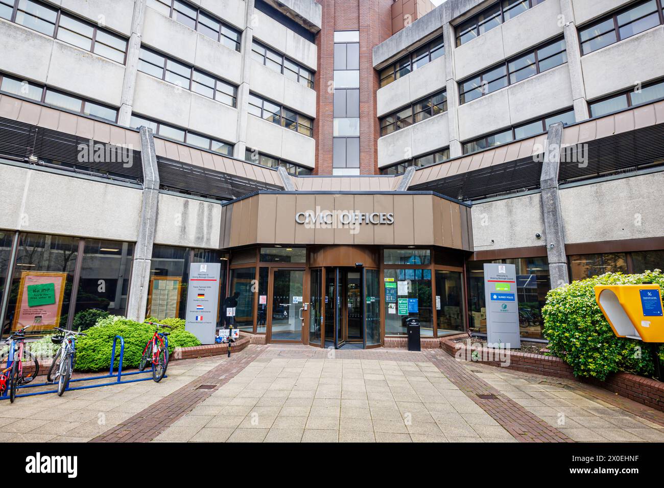 Uffici civici del Consiglio di Woking Borough, Gloucester Square, Woking. Una comunicazione di cui alla sezione 114 è stata pubblicata con il Consiglio che non è in grado di finanziare il suo bilancio Foto Stock