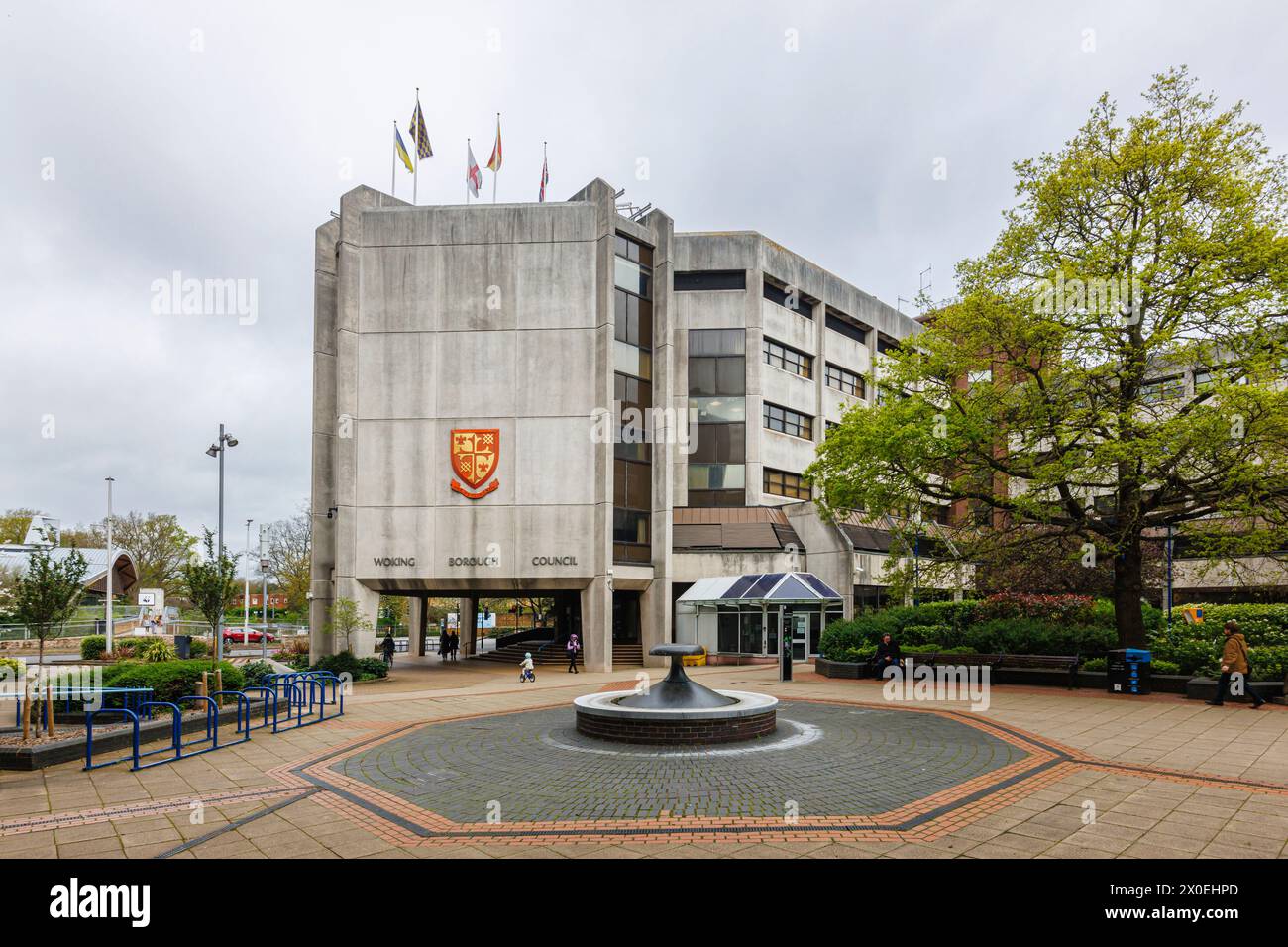 Uffici civici del Consiglio di Woking Borough, Gloucester Square, Woking. Una comunicazione di cui alla sezione 114 è stata pubblicata con il Consiglio che non è in grado di finanziare il suo bilancio Foto Stock