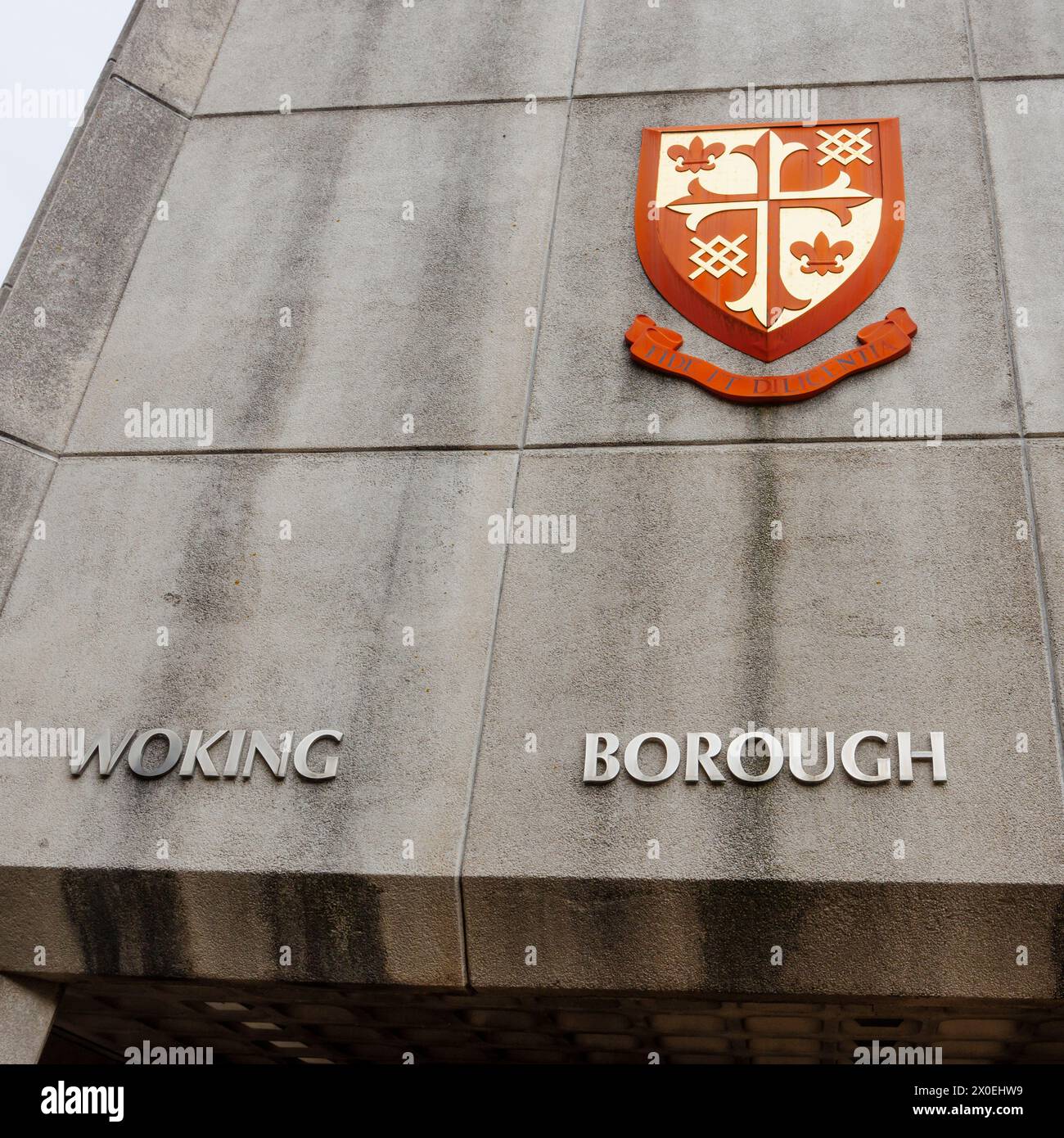 Uffici civici del Consiglio di Woking Borough, Gloucester Square, Woking. Una comunicazione di cui alla sezione 114 è stata pubblicata con il Consiglio che non è in grado di finanziare il suo bilancio Foto Stock