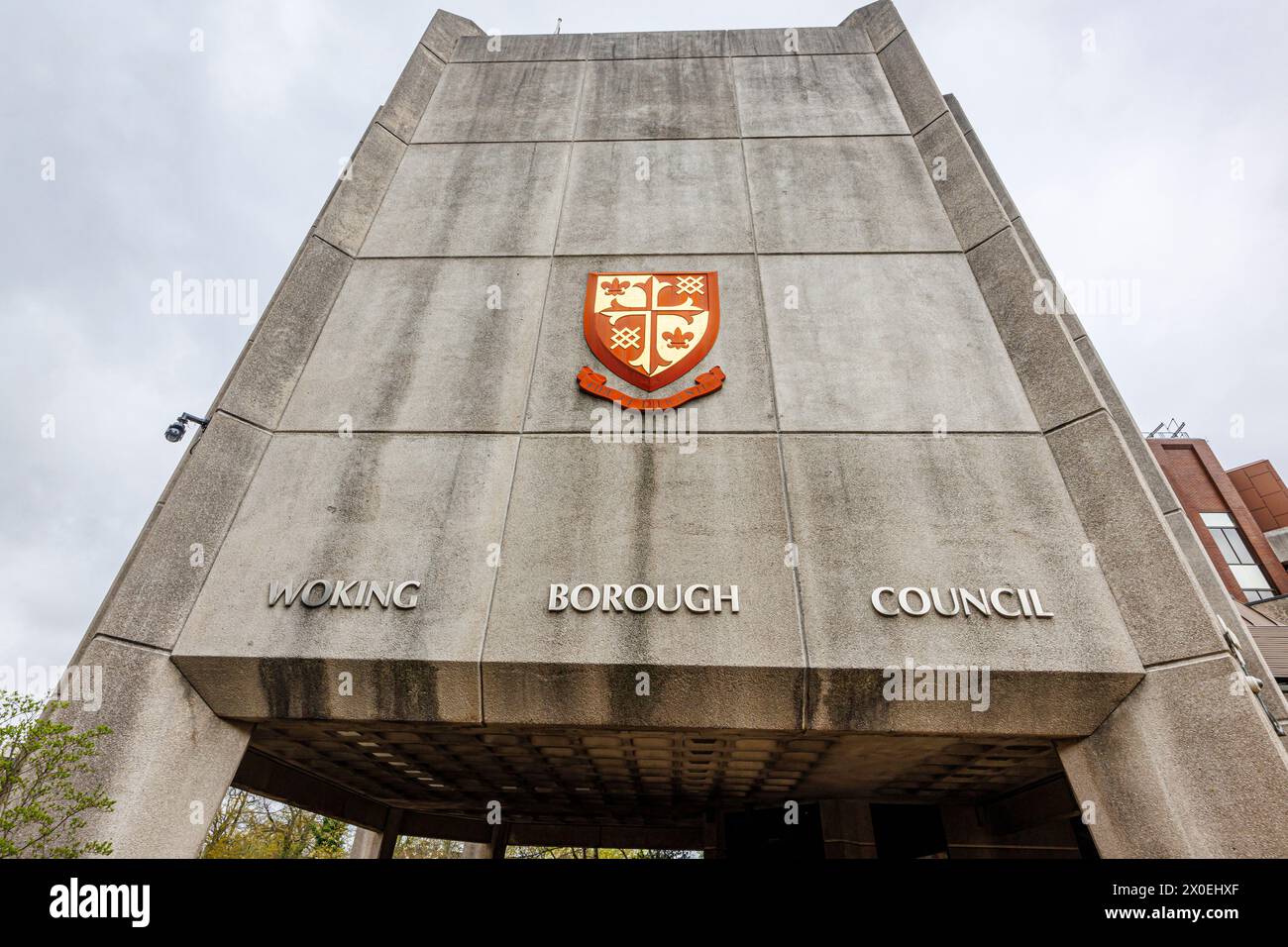 Uffici civici del Consiglio di Woking Borough, Gloucester Square, Woking. Una comunicazione di cui alla sezione 114 è stata pubblicata con il Consiglio che non è in grado di finanziare il suo bilancio Foto Stock