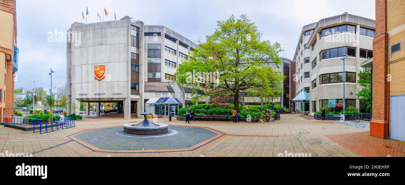 Uffici civici del Consiglio di Woking Borough, Gloucester Square, Woking. Una comunicazione di cui alla sezione 114 è stata pubblicata con il Consiglio che non è in grado di finanziare il suo bilancio Foto Stock