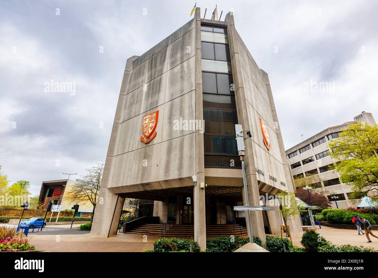 Uffici civici del Consiglio di Woking Borough, Gloucester Square, Woking. Una comunicazione di cui alla sezione 114 è stata pubblicata con il Consiglio che non è in grado di finanziare il suo bilancio Foto Stock