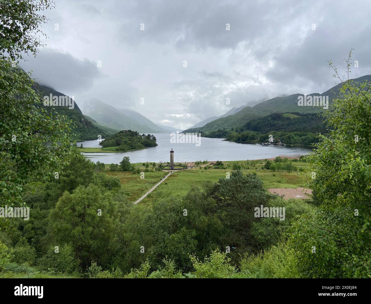 Glenfinnan Monument e Loch Shiel, cielo nuvoloso, Scozia Foto Stock