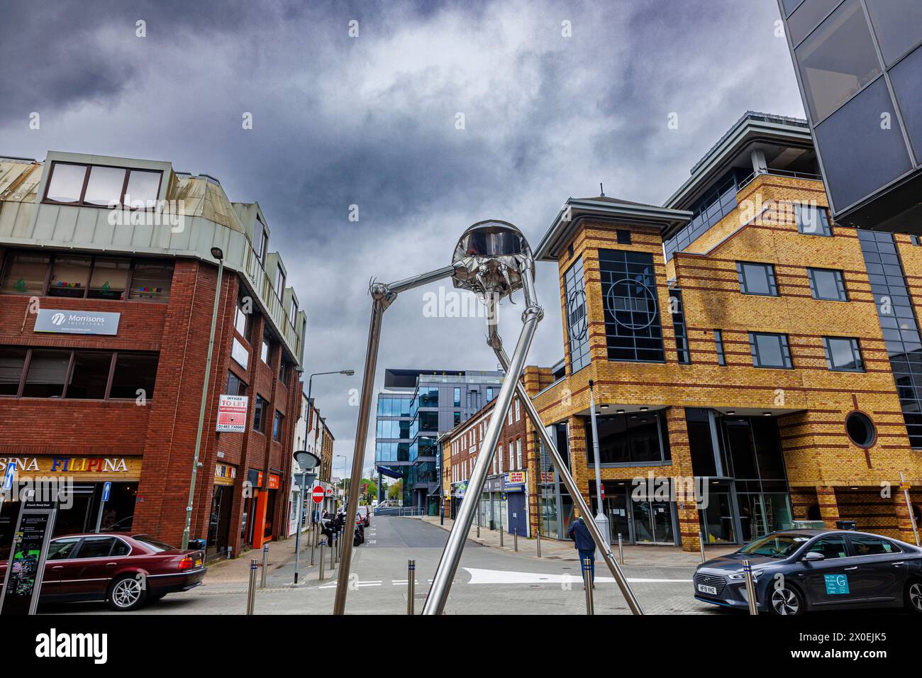 La statua marziana nel centro della città di Woking, una città nel Surrey, Inghilterra, dal romanzo di H G Wells "Guerra dei mondi" ambientato nella vicina Horsell Common Foto Stock