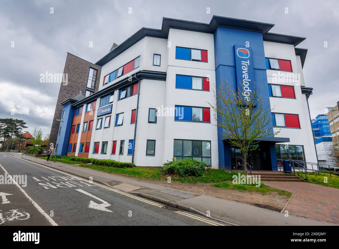 Travelodge Woking Central, un hotel di fascia bassa, economico e di categoria media nel centro della città di Woking, una cittadina nel Surrey, Inghilterra Foto Stock