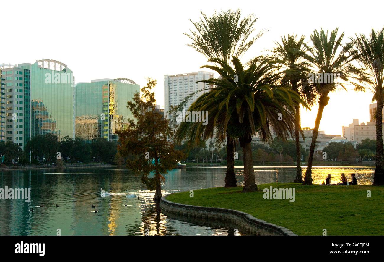 Alti appartamenti e condomini sul Lago Eola al tramonto a Orlando, Florida - USA Foto Stock