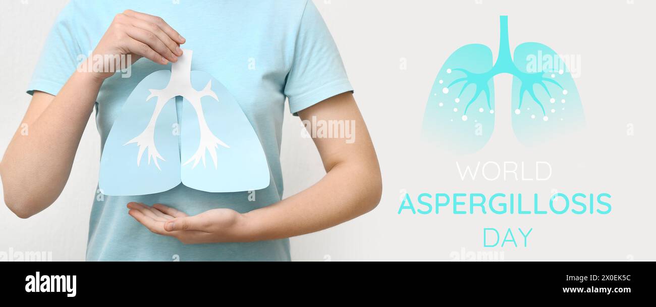 Donna con polmoni di carta su sfondo chiaro. Banner per la giornata mondiale dell'aspergillosi Foto Stock