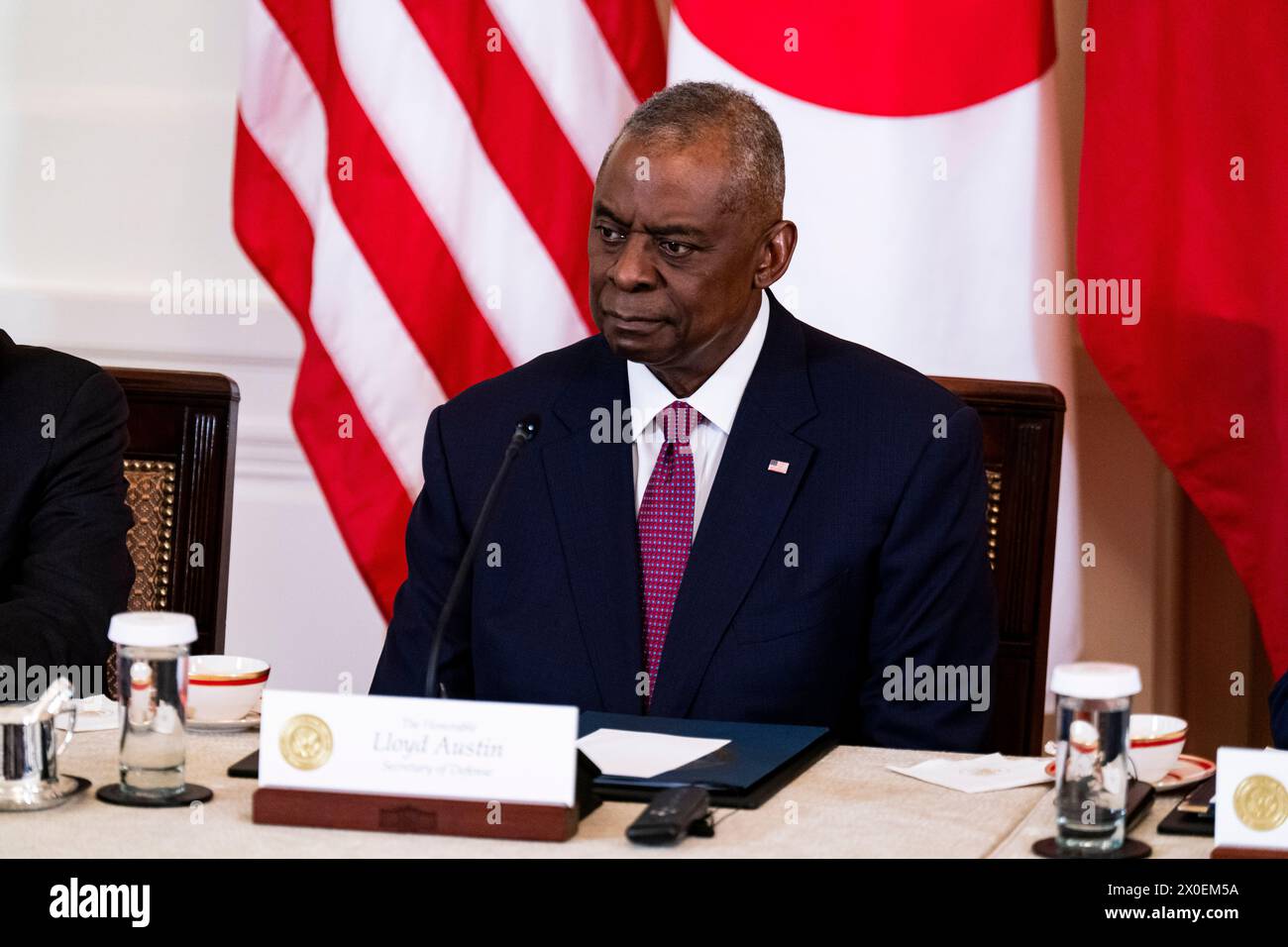 Segretario alla difesa degli Stati Uniti Lloyd J Austin III, durante un incontro trilaterale con il Presidente degli Stati Uniti Joe Biden, non in foto, il Presidente Ferdinand Marcos Jr della Repubblica delle Filippine, non in foto, e il primo ministro giapponese Kishida Fumio, non raffigurato, nella sala Est della Casa Bianca a Washington, DC, USA, giovedì 11 aprile, 2024. il presidente DEGLI STATI UNITI Joe Biden è pronto a svelare pattuglie militari congiunte e addestramento con le Filippine e il Giappone mentre gli alleati cercano di contrastare una Cina sempre più assertiva nel Mar Cinese meridionale. Credito: Al Drago/Pool tramite CNP Foto Stock