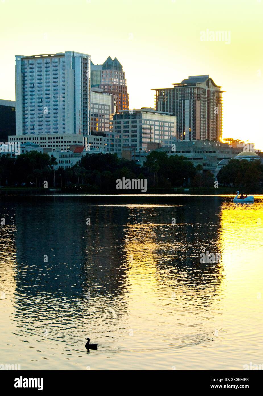 Alti appartamenti e condomini sul Lago Eola al tramonto a Orlando, Florida - USA Foto Stock