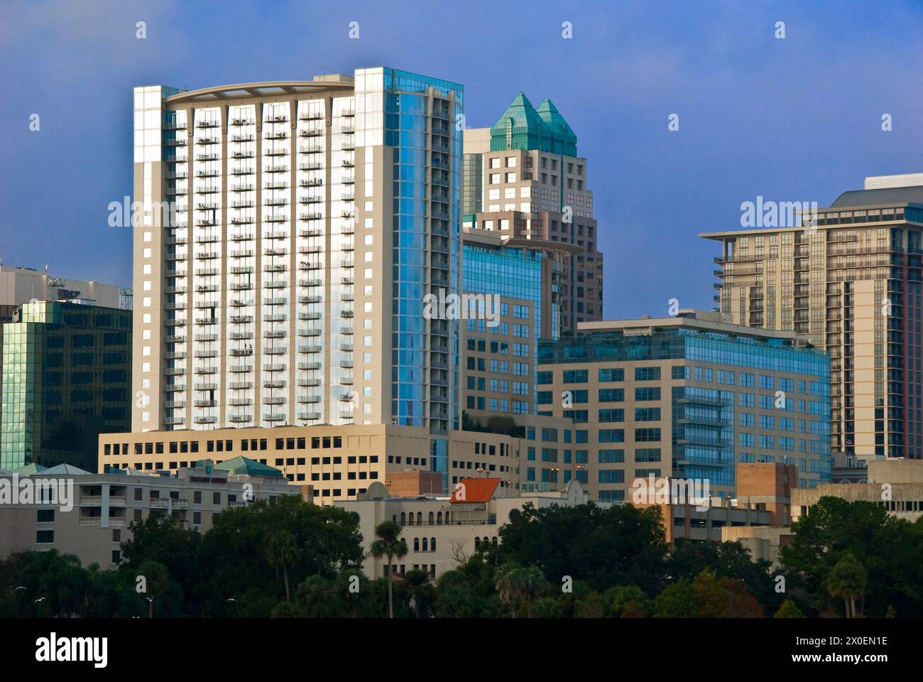 Alti appartamenti e condomini sul Lago Eola a Orlando, Florida - USA Foto Stock