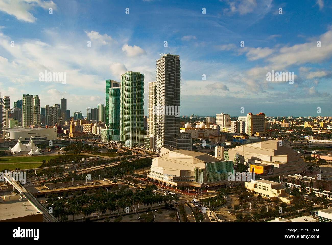 Centro città con l'Adrienne Arsht Center for Performing Arts Theater in primo piano - Miami, Florida, USA Foto Stock