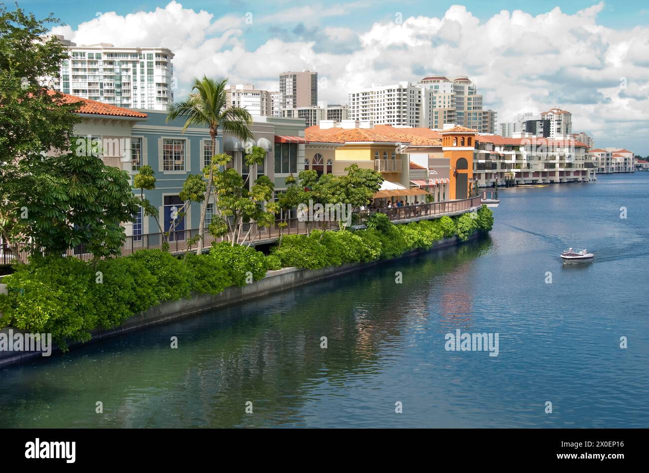 Villaggio sulla Baia di Venetian con negozi, ristoranti e condomini esclusivi a Naples, Florida - USA Foto Stock