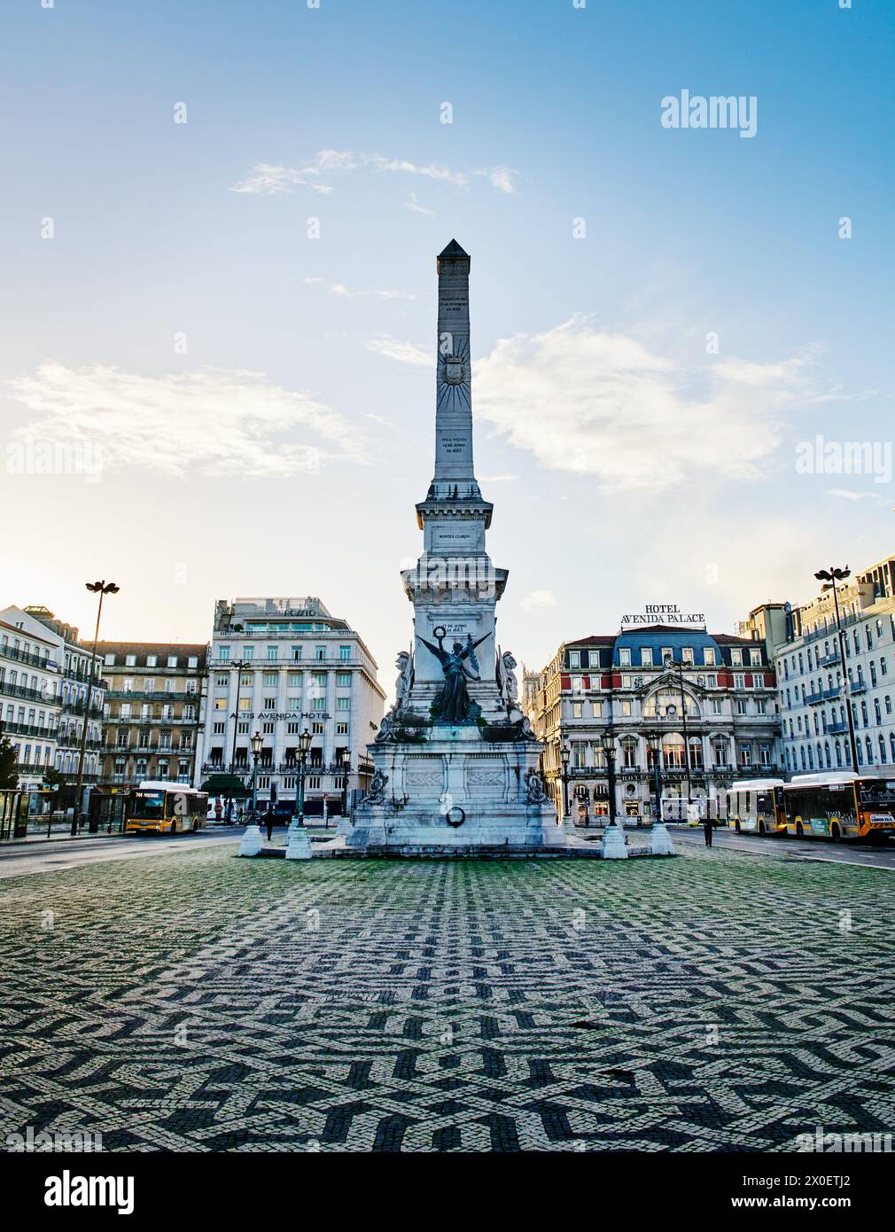 Vista della Piazza Restauradores con l'obelisco Monumento aos Restauradores (Monumento ai restauratori) nel mezzo durante una giornata autunnale a Lisbona, Portu Foto Stock