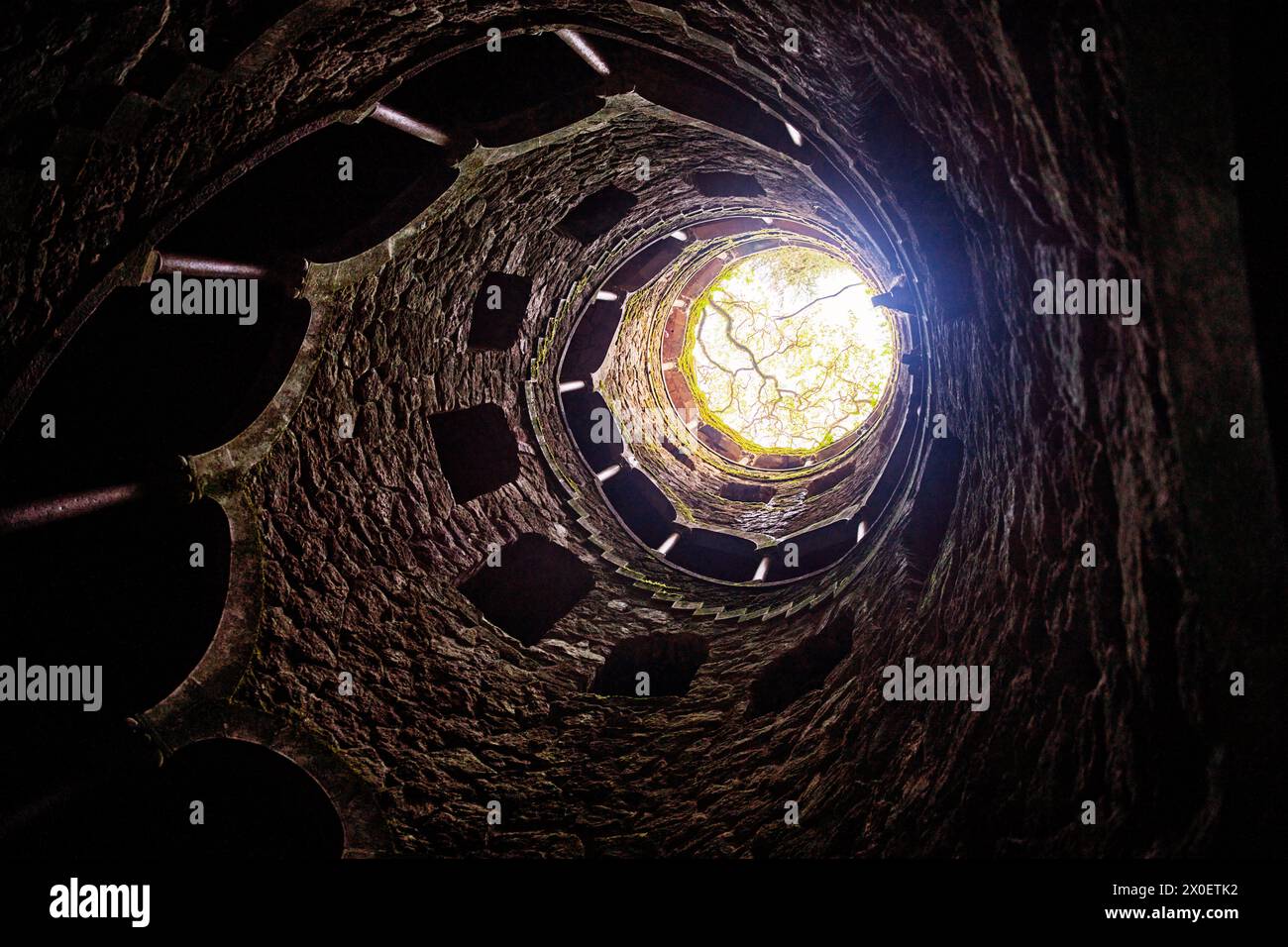 Iniziazione bene a Quinta da Regaleira, un sito patrimonio dell'umanità dell'UNESCO vicino alla città di Sintra. Foto Stock