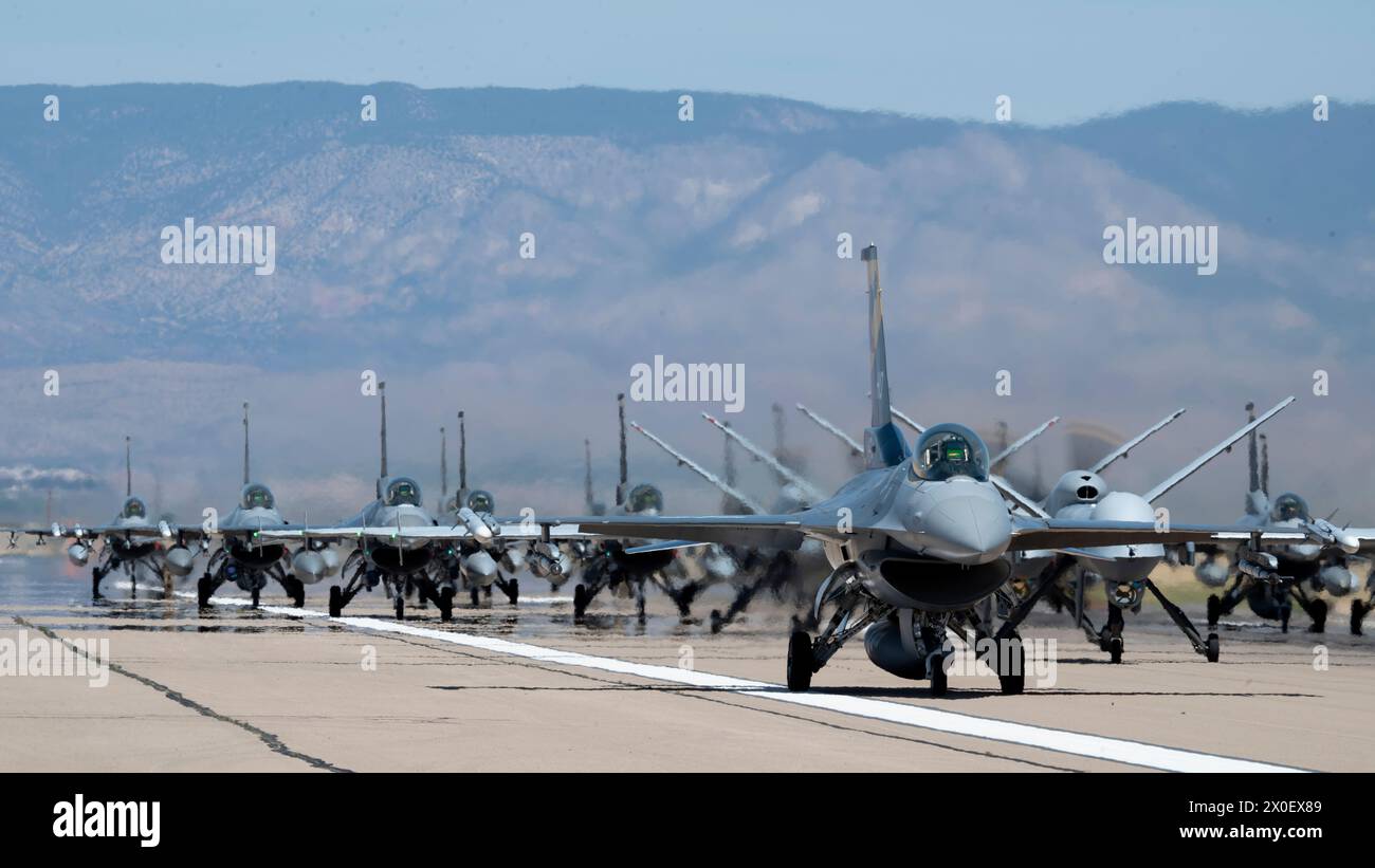 Quarantanove F-16 Vipers e mq-9 Reapers assegnati alla linea 49th Wing sulla pista durante una passeggiata a dorso di elefante alla base dell'aeronautica di Holloman, New Mexico, 21 aprile 2023. La 49th Wing è la più grande unità di addestramento formale dell'aeronautica F-16 e mq-9, che costruisce piloti di equipaggio e operatori di sensori pronti per eventuali conflitti futuri. (STATI UNITI Foto Air Force di Tech. SGT. Victor J. Caputo) Foto Stock