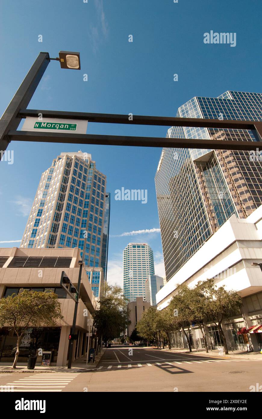 Alti edifici per uffici all'angolo di N. Morgan St. Nel centro di Tampa, Florida - USA Foto Stock