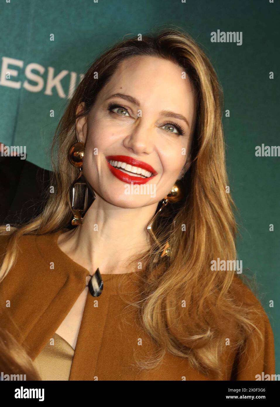 11 aprile 2024, New York, New York, USA: La produttrice ANGELINA JOLIE ha visto durante gli arrivi della Broadway Opening Night for â€˜the Outsidersâ€™ tenutasi al Bernard B. Jacobs Theater. (Credit Image: © Nancy Kaszerman/ZUMA Press Wire) SOLO PER USO EDITORIALE! Non per USO commerciale! Foto Stock
