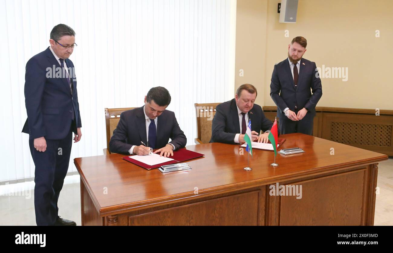 (240412) -- MINSK, 12 aprile 2024 (Xinhua) -- il ministro degli Esteri bielorusso Sergei Aleinik (2a R) e il ministro degli affari esteri dell'Uzbekistan Bakhtiyor Saidov (2a L) firmano un documento a Minsk, Bielorussia, 11 aprile 2024. Il ministro degli affari esteri dell'Uzbekistan Bakhtiyor Saidov sta effettuando una visita ufficiale in Bielorussia, l'agenzia di stampa BelTA ha riferito giovedì. Per la prima volta nella storia delle relazioni tra i due paesi, secondo la relazione, il ministro degli Esteri uzbeko effettua una visita ufficiale in Bielorussia. Durante la visita, le due parti hanno firmato un programma di consu ministeriale Foto Stock