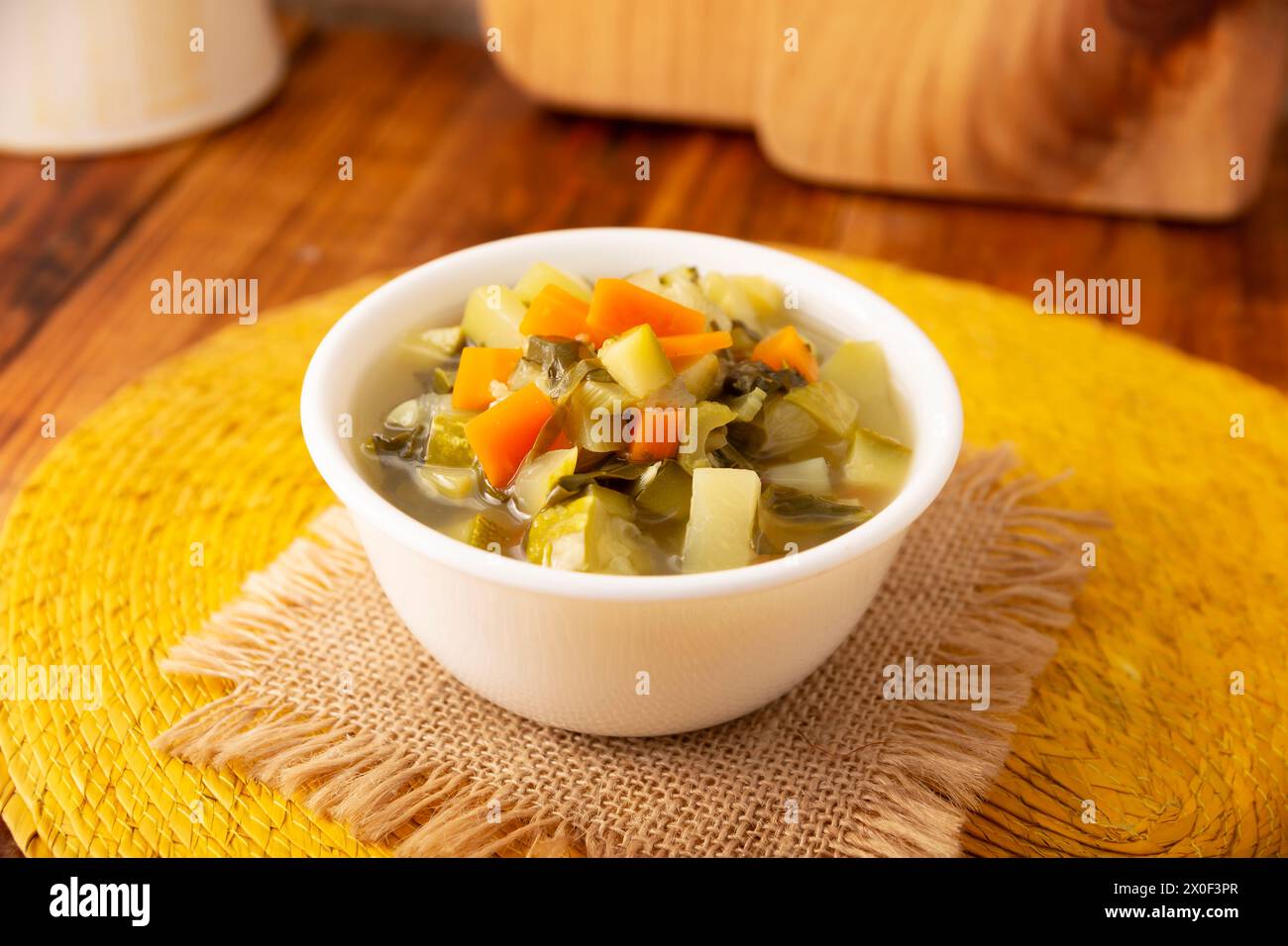 Zuppa di verdure fresca fatta in casa, ricetta semplice con verdure tritate, carota, sedano, zucca, spinaci, chayote e altri ingredienti, piatto sano Foto Stock