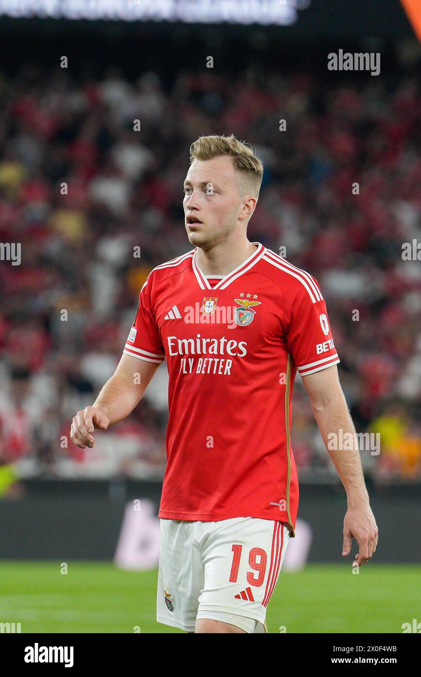 Lisbona, Portogallo. 11 aprile 2024. Casper Tengstedt della SL Benfica in azione durante i quarti di finale di UEFA Europa League partita di calcio di 1a tappa tra SL Benfica e Olympique de Marseille all'Estadio da Luz. Punteggio finale: SL Benfica 2:1 Olympique de Marseille credito: SOPA Images Limited/Alamy Live News Foto Stock