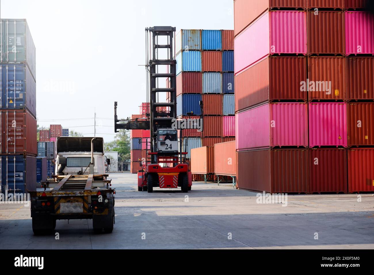 I carrelli elevatori a forche per container sono strumenti importanti per il trasporto di merci nel settore della logistica. Foto Stock