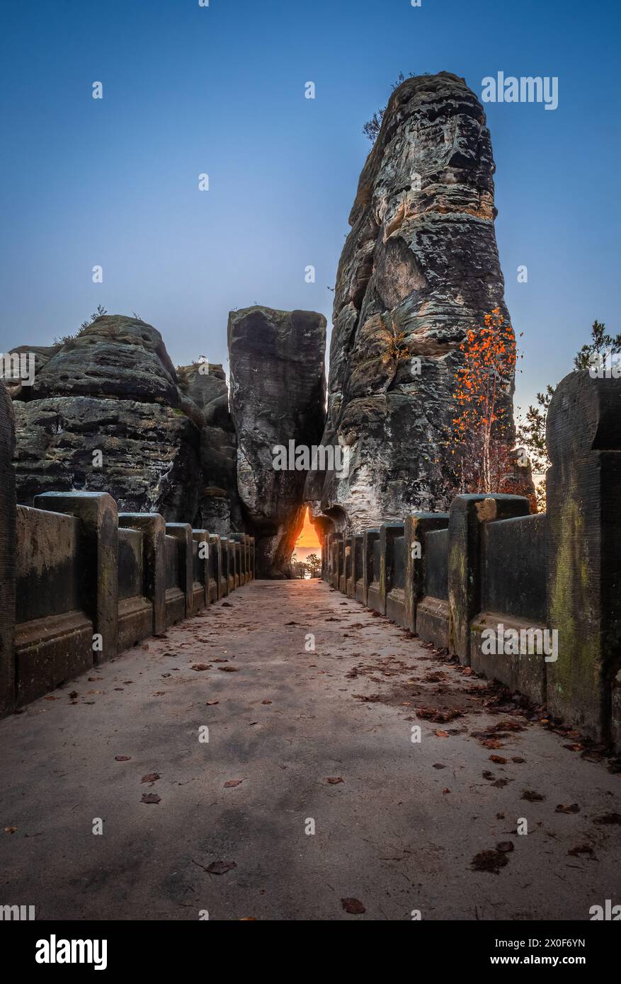 Sassonia, Germania - il ponte Bastei su un'alba soleggiata con un cielo azzurro colorato, fogliame autunnale e formazioni rocciose. Bastei è famosa per la bellezza Foto Stock