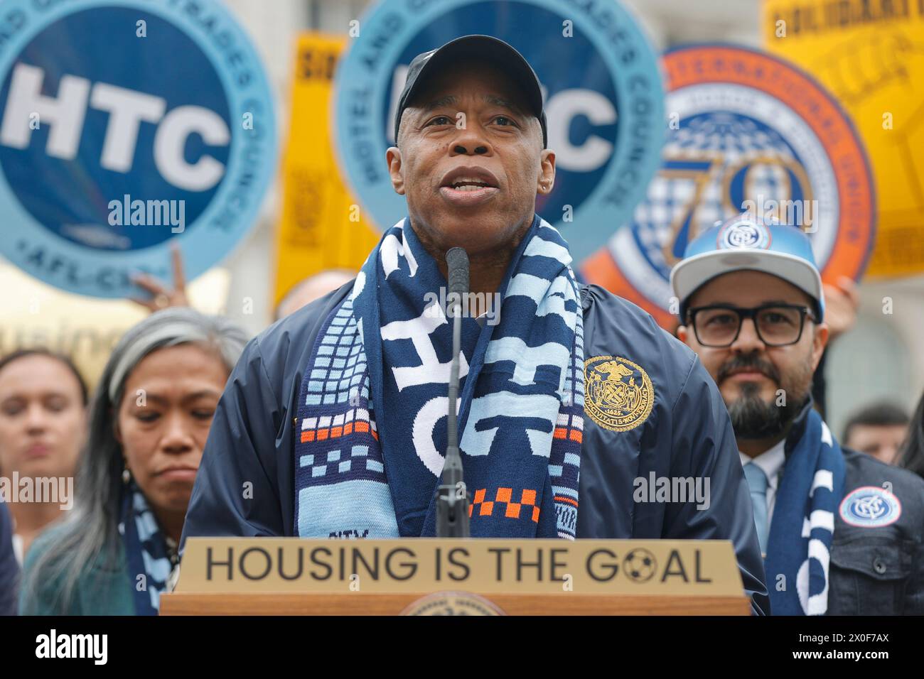 New York, Stati Uniti. 11 aprile 2024. City Hall Park, New York, Stati Uniti, 11 aprile 2024 - il sindaco di New York Eric Adams presenta le sue osservazioni al raduno dei club di calcio di New York City (NYCFC) a sostegno della Willets Point Transformation, che porterà alloggi a prezzi accessibili al 100%, attività economica, e il primo stadio di New York City dedicato al calcio del Queens. Foto: Luiz Rampelotto/EuropaNewswire. Solo per uso editoriale. Non per USO commerciale! (Credit Image: © Luiz Rampelotto/ZUMA Press Wire) SOLO PER USO EDITORIALE! Non per USO commerciale! Foto Stock