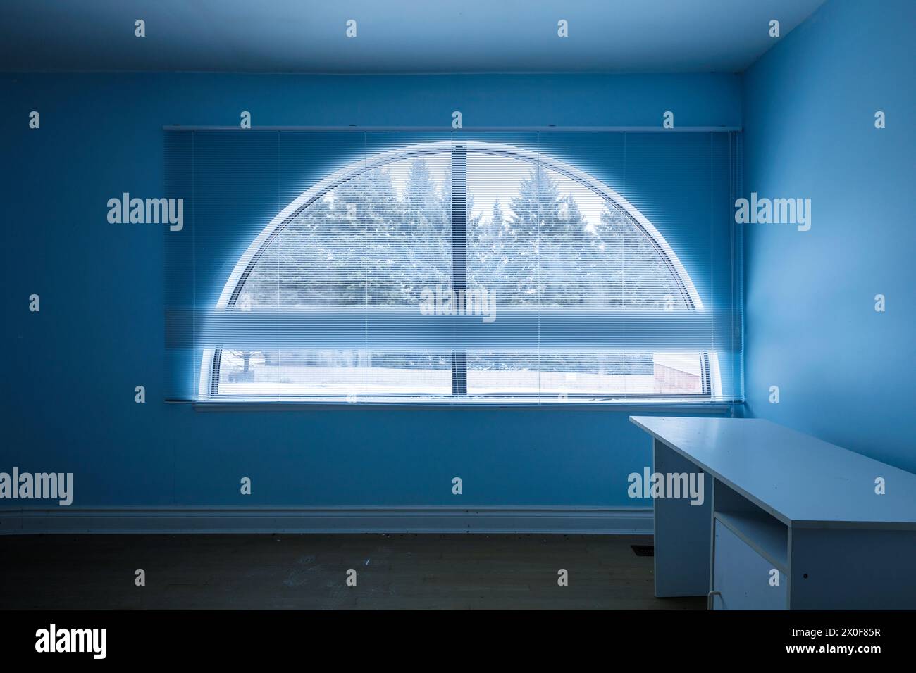 Una finestra lunetta o mezza luna all'interno di una camera da letto in una casa. Foto Stock