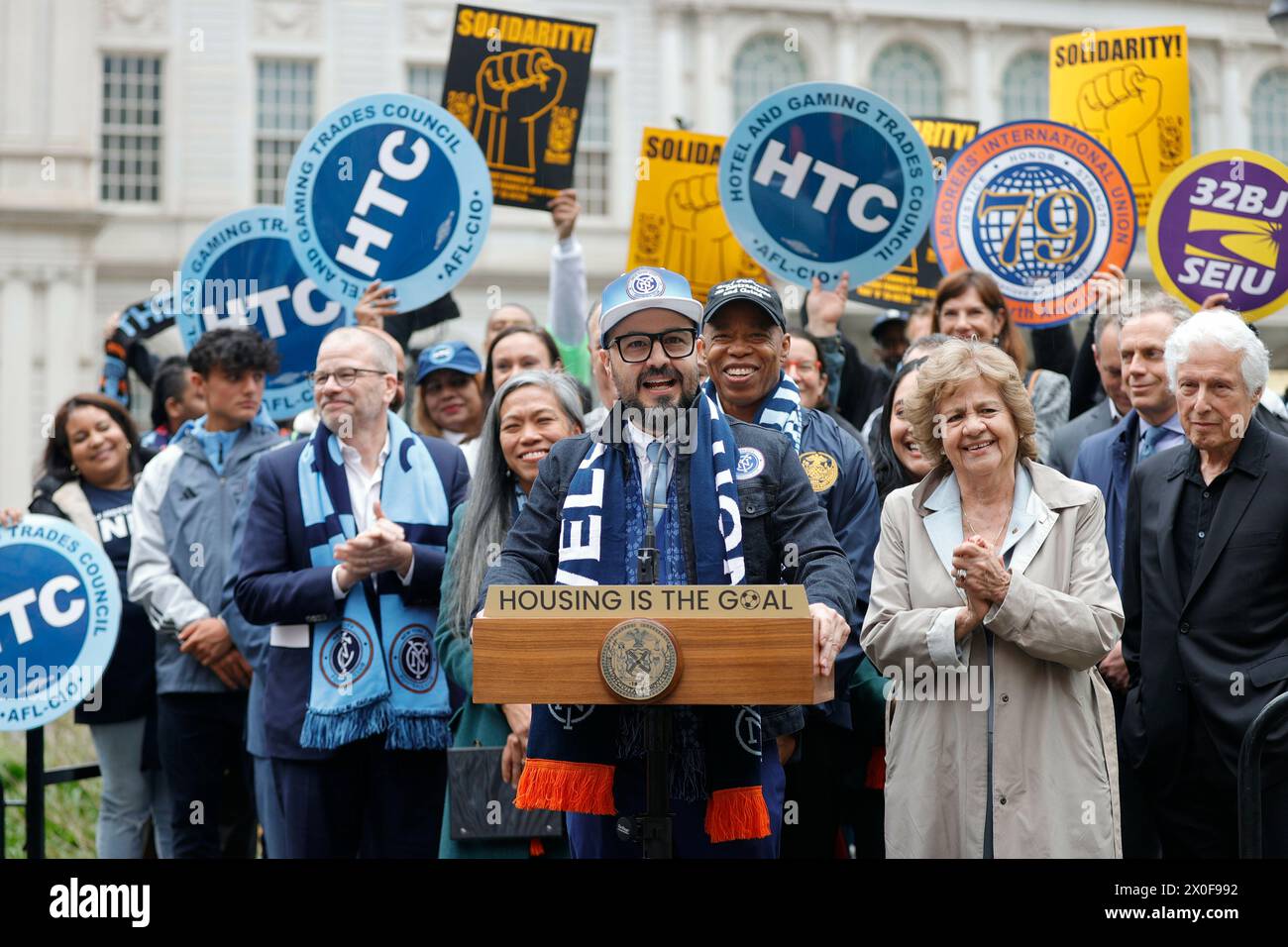 City Hall Park, New York, Stati Uniti, 11 aprile 2024 - il sindaco di New York Eric Adams presenta le sue osservazioni al raduno dei club di calcio di New York City (NYCFC) a sostegno della Willets Point Transformation, che porterà alloggi a prezzi accessibili al 100%, attività economica, e il primo stadio di New York City dedicato al calcio del Queens. Foto: Luiz Rampelotto/EuropaNewswire solo per uso editoriale. Non per USO commerciale! Foto Stock