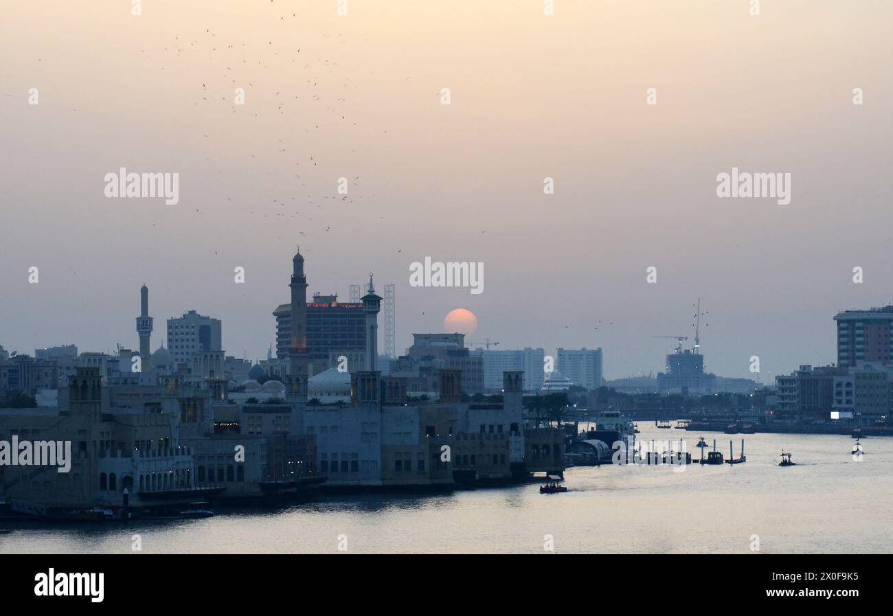 Tramonto sul centro storico di Dubai e sul Dubai creek. Dubai, Emirati Arabi Uniti. Foto Stock