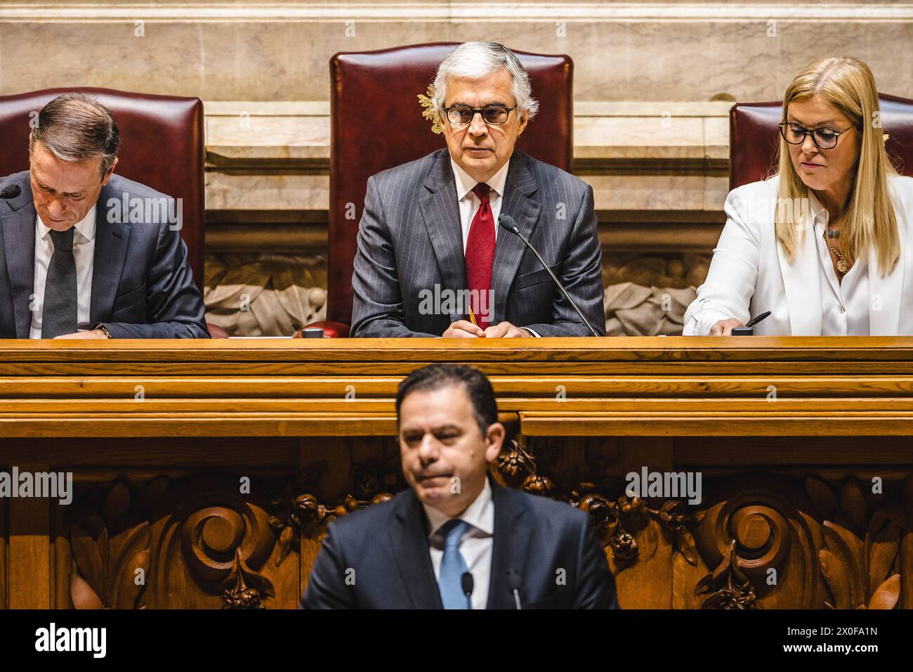 Lisbona, Portogallo. 11 aprile 2024. Jorge Paulo Oliveira, segretario dell'Assemblea della Repubblica del Portogallo (L), Jose Pedro Aguiar-Branco, presidente dell'Assemblea della Repubblica del Portogallo (C) e Joana Lima, il Segretario dell'Assemblea della Repubblica del Portogallo (R) è presente nel dibattito parlamentare sul programma presentato dal XXIV governo costituzionale. Il programma governativo comprende 60 misure proposte da altri partiti politici con rappresentanza al Parlamento portoghese. (Foto di Henrique Casinhas/SOPA Images/Sipa USA) credito: SIPA USA/Alamy Live News Foto Stock