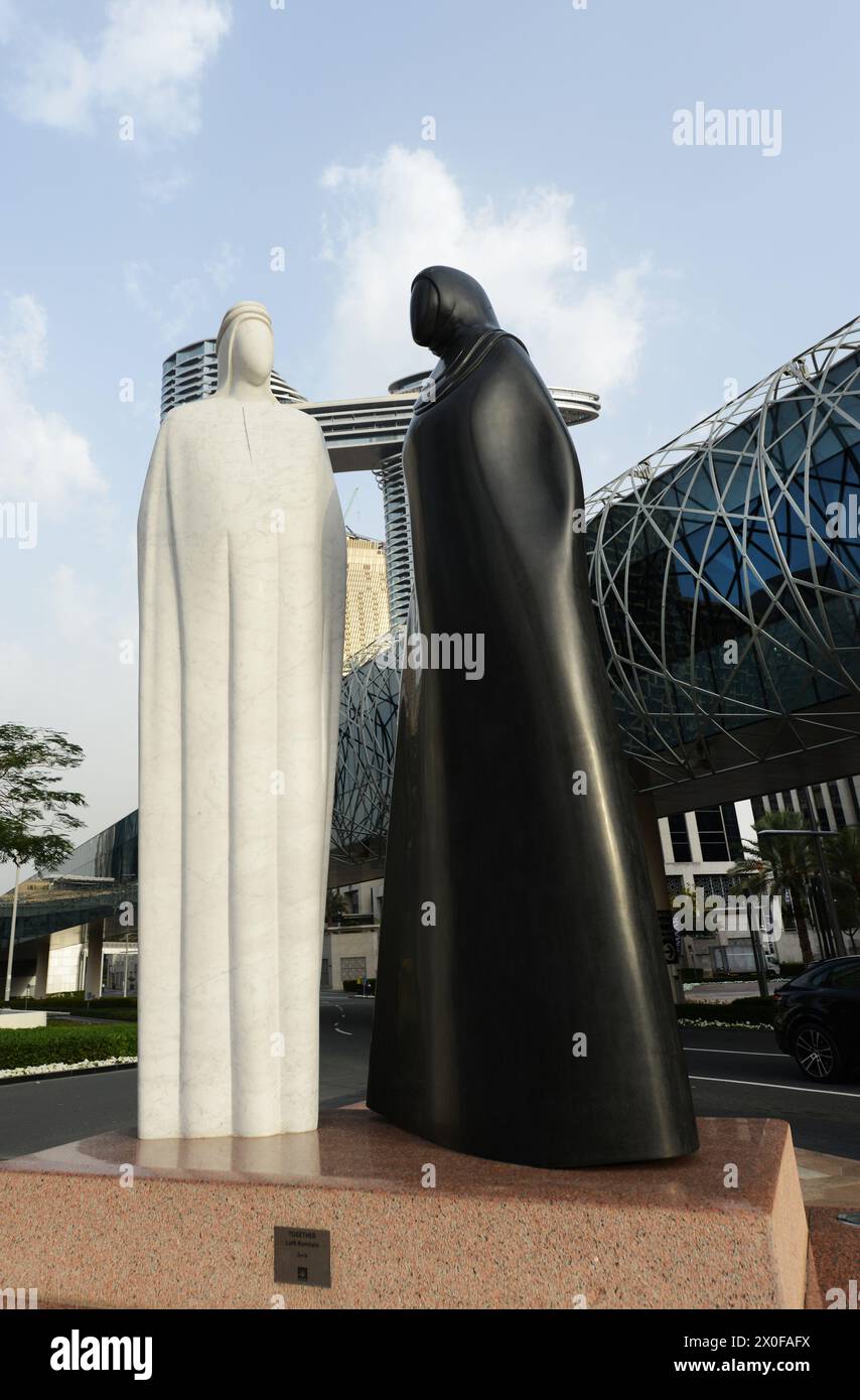 Insieme dalla scultura di Lufti Romein nel centro di Dubai, Emirati Arabi Uniti. Foto Stock