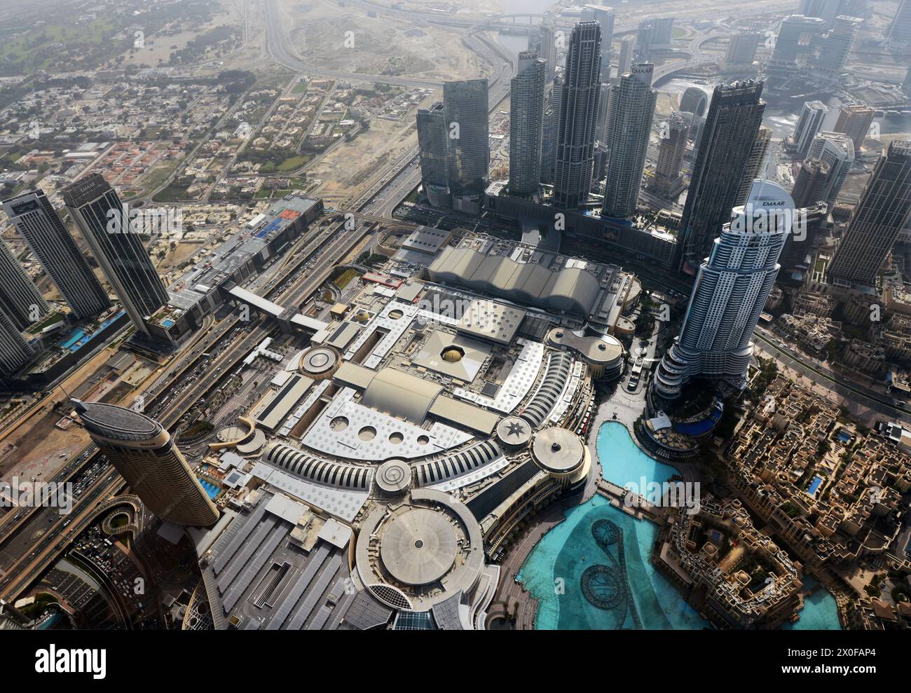 Vista aerea del Dubai Mall, la torre Address Downtown nel centro di Dubai, Emirati Arabi Uniti. Foto Stock