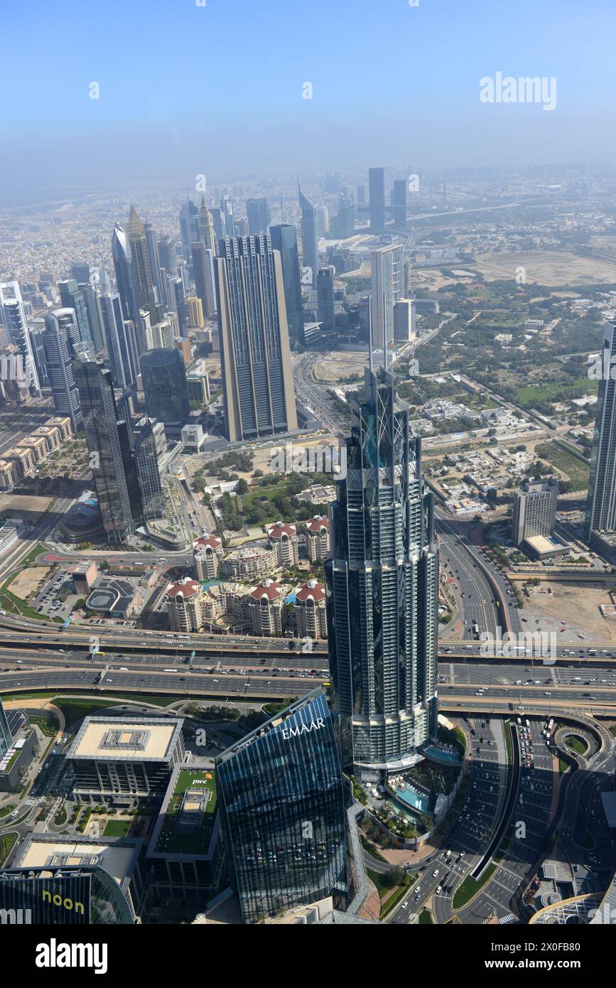 L'hotel Kempinski The Boulevard si vede dall'osservatorio al 148° piano presso la torre Burj Khalifa nel centro di Dubai, Emirati Arabi Uniti. Foto Stock
