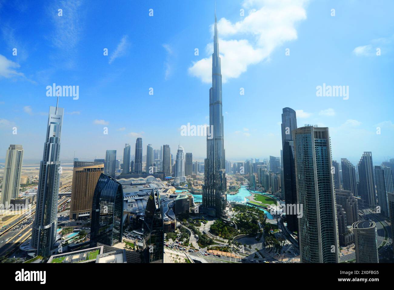 La torre Burj Khalifa con il Dubai Mall e altri grattacieli intorno a Dubai, Emirati Arabi Uniti. Foto Stock