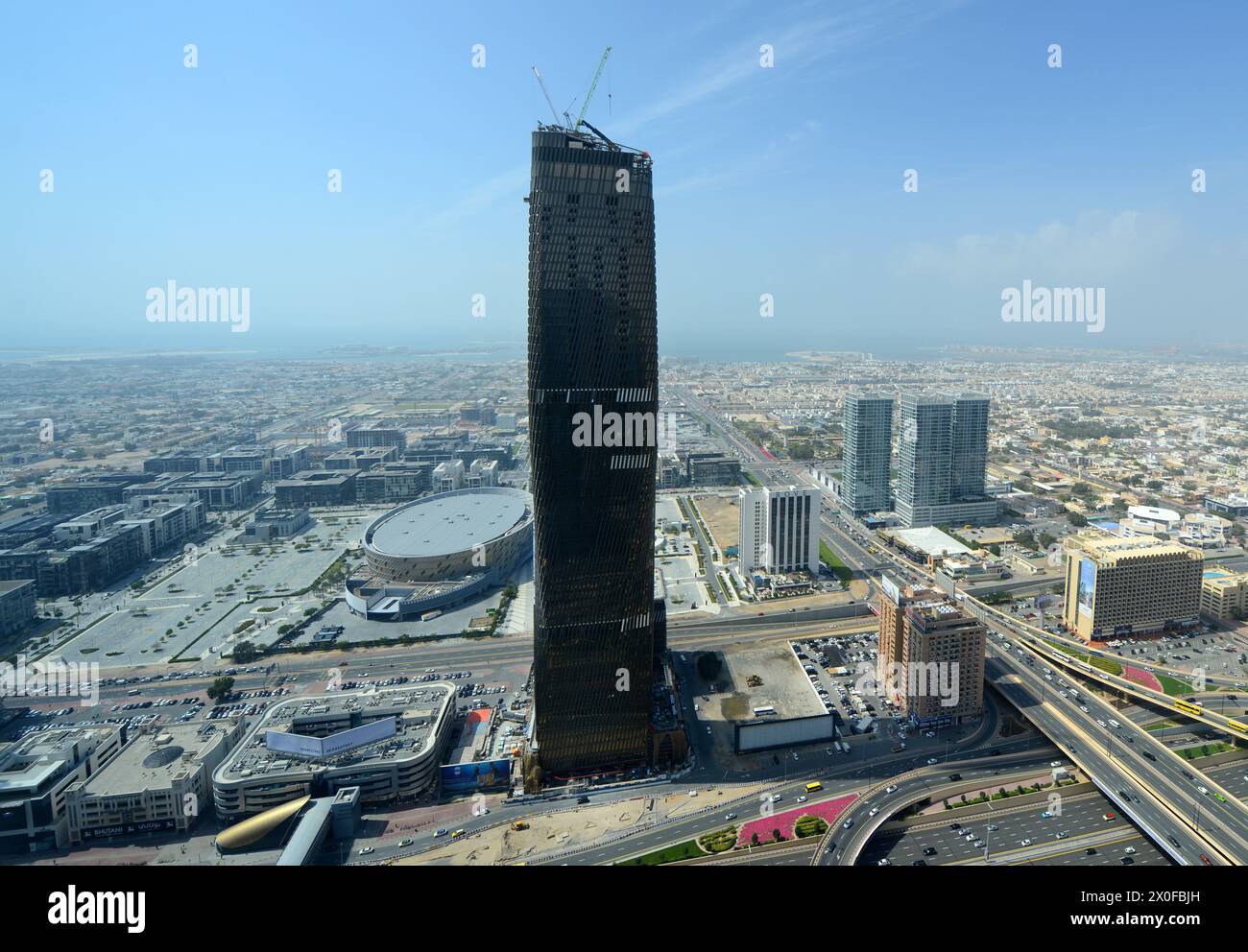 Il grattacielo Wasl Tower è in costruzione nel centro di Dubai, Emirati Arabi Uniti. Foto Stock