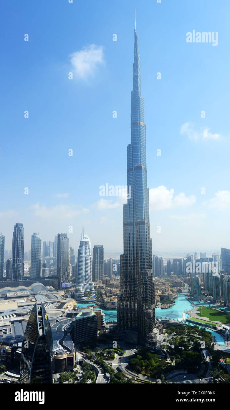 La torre Burj Khalifa con il Dubai Mall e altri grattacieli intorno a Dubai, Emirati Arabi Uniti. Foto Stock
