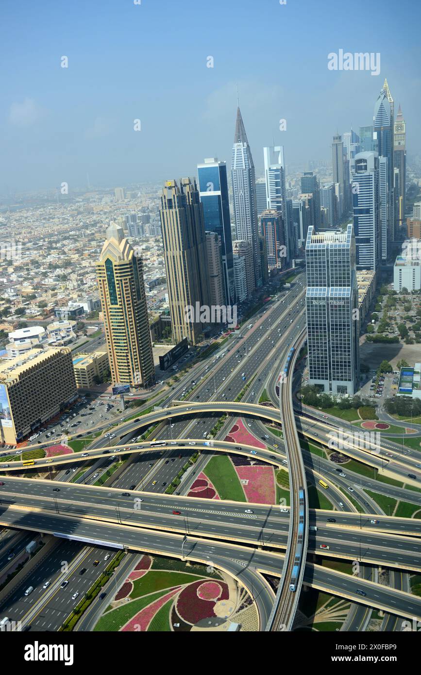 Vista aerea dello svincolo di Dubai nel centro di Dubai, Emirati Arabi Uniti. Foto Stock